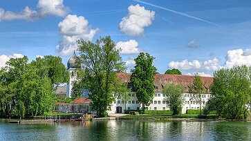 Fraueninsel Blick vom Boot auf das Kloster Frauenwörth