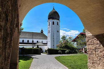Fraueninsel Kloster Frauenwörth, 782 von Herzog Tassilo III. von Bayern gegründet.