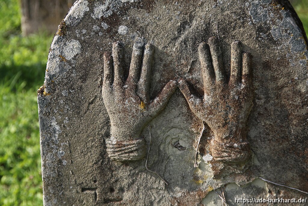 Grabstein eines Kohanim Die Kohanim sind der Überlieferung nach eine Untergruppe des Stammes Levi. Sie waren für den Tempeldienst verantwortlich.Auf dem Grabstein sind die segnenden Hände zu sehen. Nur der Kohanim durfte den aronitischen Segen sprechen. Siehe 4. Mose 6,24.Die Fingerhaltung ist den Star Trek - Fans bekannt.